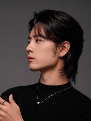 肖戦 (シャオ・ジャン) 俳優 ブシュロン (Boucheron) ジュエリー着用 宣材写真